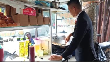 Viral Penjual Lumpia Basah di Bandung Bergaya Paspamres, Omzet Naik Dua Kali Lipat