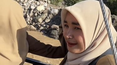 Momen Menegangkan Guru di Aceh Seberangi Sungai Deras demi Mengajar di Hari Pertama Sekolah Pasca Banjir