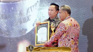 Pengusaha pabrik rokok Cahaya Pro, H. Fathor Rosi