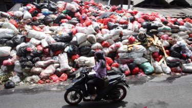 Tumpukan Sampah di Jalan Cimanggis, Tangerang Selatan