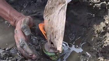 Viral Kemunculan Gelembung Gas Dari Endapan Lumpur di Nangan Raya Aceh Pasca Banjir