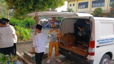 Ada Ranger Kuning Antar MBG ke SDN 4 Cikupa, Siswa Antusias