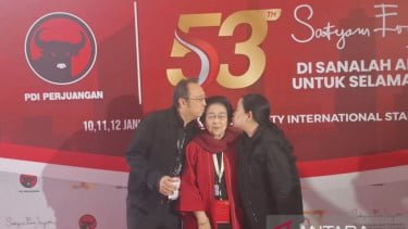 Momen Megawati Dicium Puan dan Prananda usai Hadiri Rakernas PDIP