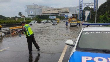 Tol Sedyatmo Arah Bandara Soetta Masih Banjir, Luapan Kali Perancis Jadi Biang Keroknya