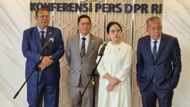 Ketua DPR RI Puan Maharani (tengah) di Kompleks Parlemen, Senayan, Jakarta Pusat