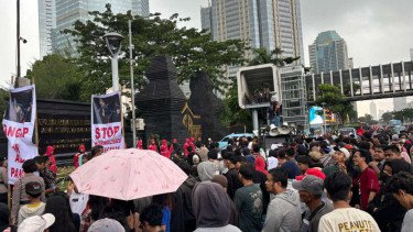 Ratusan Massa Geruduk Polda Metro, Desak Polisi Usut Laporan Terhadap Pandji Pragiwaksono
