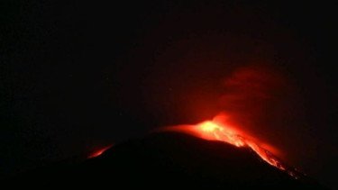 Gunung Ile Lewotolok Erupsi, Lontarkan Lava Pijar 200 Meter