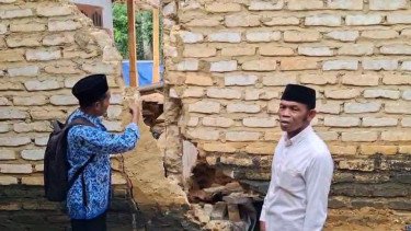 Penampakan Rumah Warga Terbelah Akibat Tanah Gerak di Pamekasan