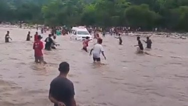 Viral Ambulans Terobos Banjir Sungai, Warga Kupang Turun Tangan Antar Jenazah