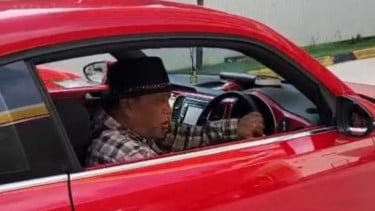 Baru Bebas Kasus Ijazah Jokowi, Eggi Sudjana Kepergok Nyetir Mobil Merah di Malaysia