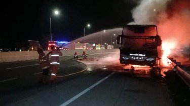 Selang BBM Bocor, Bus Rosalia Indah Hangus Terbakar di Tol Sragen,