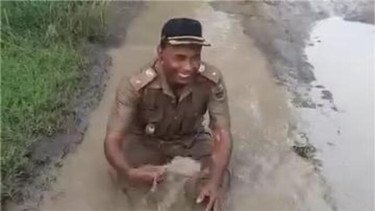 Viral Kades di Sragen Mandi Air Kubangan, Protes Jalan Rusak Tak Kunjung Diperbaiki