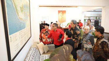Ketua Umum PDIP, Megawati Soekarnoputri meninjau kantor baru Megawati Institute