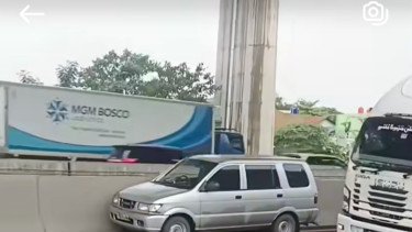 Heboh! Detik-detik Mobil Panther Jalan Sendiri di Tol Japek, Ternyata Sopirnya...
