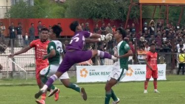 Detik-detik Mengerikan Tendangan Maut Kiper PSIR Rembang ke Dada Lawan di Liga 4