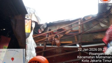 Diterjang Hujan Deras, Rumah Warga di Matraman Roboh Saat Penghuni Masih Tidur! 1 Orang Luka