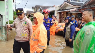 Tanggul Kali Angke Jebol! 550 Rumah Terendam, Ribuan Warga Pinang Griya Tangerang Mengungsi