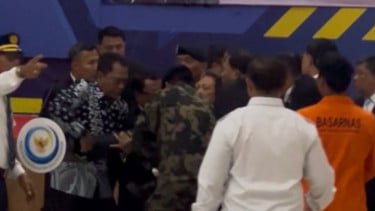 Menteri Trenggono Pingsan saat Penghormatan Terakhir Korban Kecelakaan Pesawat ATR
