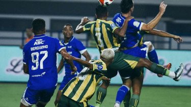 Sedang Berlangsung! Persis Solo vs Persib Bandung Tayang di Mana?
