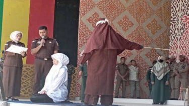 Pelanggar Syariat Islam di Aceh Dihukum Cambuk di Depan Umum, Terhukum Wanita Pingsan saat Dieksekusi