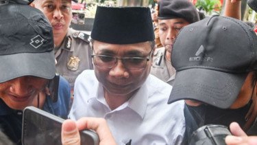 Tersangka kasus korupsi kuota haji, Yaqut Cholil Qoumas (tengah)