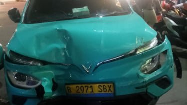Detik-detik Taksi Listrik Vietnam Kecelakaan Beruntun Hantam Motor dan BYD di PGC, 2 Orang Luka