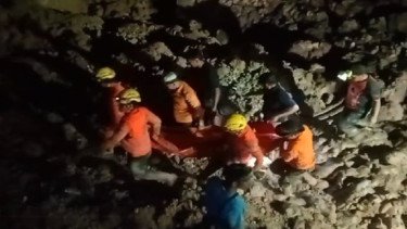 Tim SAR mengevakuasi korban longsor tambang timah di IUP PT Timah Bangka