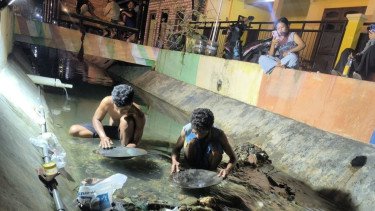 Agak Laen! Warga Pamekasan Ramai-ramai Dulang Emas di Selokan