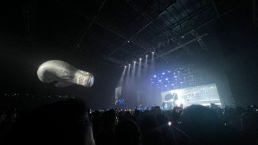 Balon Raksasa Curi Perhatian di Konser Bryan Adams Jakarta, Muncul saat Lagu Ini Dibawakan