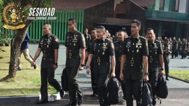 Intip Hari Pertama Seskab Teddy Indra Wijaya Ikuti Dikreg LXVII Seskoad, Langsung Jadi Sorotan!