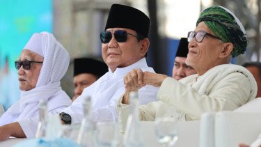 Presiden Prabowo Subianto hadiri Mujahadah Kubro Satu Abad NU (tengah)