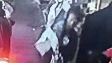 Geger Pria Diduga Panggul Mayat Jalan Kaki di Tengah Warga Tambora, Ini Kata Polisi