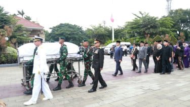 Dipimpin Menlu Sugiono, Agus Widjojo Dimakamkan di TMP Kalibata dengan Upacara Militer