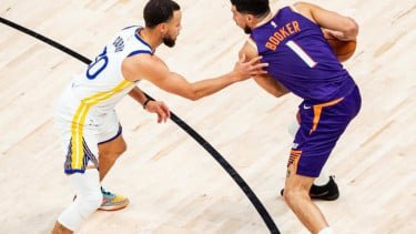 Pemain Phoenix Suns Devin Booker (kanan)