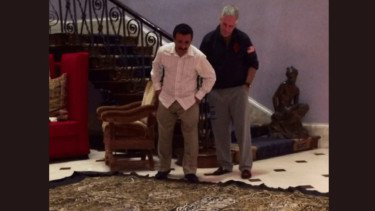 Viral Foto Jeffrey Epstein dan Sultan Arab Tatap Kain Kiswah di Lantai, Picu Kemarahan Publik