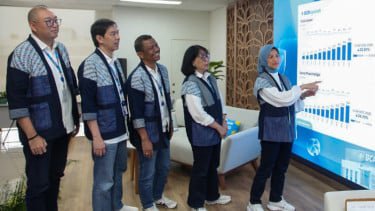Direktur Utama BCA Syariah, Yuli Melati Suryaningrum (paling kanan).