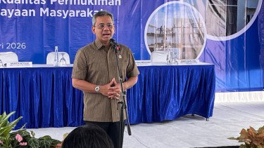 Tinjau Pemukiman Kumuh di Sangkrah, Wamen Suahasil: Warga Bantaran Sungai Punya Hunian Layak