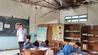Siswa SDN Margantoko 1 Sampang Belajar di Kelas Rusak dan Nyaris Ambruk