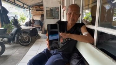 Harus Cuci Darah Rutin, Tukang Cukur Bandung Khawatir Tak Bisa Berobat