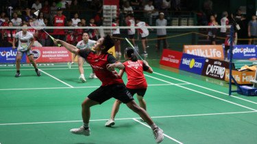 Ganda campuran Jonathan Samuel Daloma/Karla Nelvina Telaumbanua membuka keunggulan PB Gading Jaya melawan PB Champion Ma