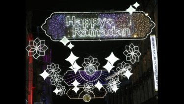 Cantik, Jalanan Kota London Dihiasi Lampu LED Bertema Ramadhan