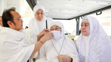 Momen Prananda Bantu Tahalul Megawati dan Puan saat Umrah Bersama