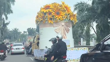 Viral! Pria Beri Buket Bunga Matahari Raksasa di Hari Valentine, Reaksi Netizen Bikin Ngakak