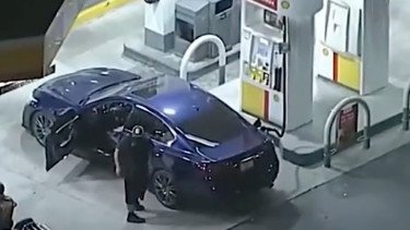 Pencuri mobil isi bensin saat dalam pengejaran polisi