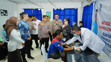 Kapolri Jenderal Polisi Listyo Sigit Prabowo (tengah)