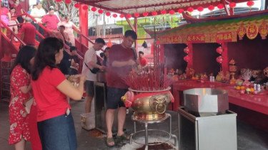 Pengunjung bersembahyang di Vihara Dharma Bakti, Tamansari, Jakarta Barat.