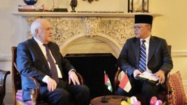 Menteri Luar Negeri RI Sugiono (kanan) dan Wakil Tetap Palestina untuk PBB Menteri Riyad Mansour.