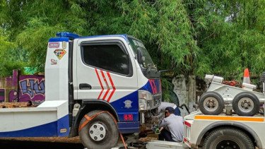 Parkir Liar Hingga Bikin Macet, Mobil Towing Polisi di Jakbar Bernasib Tragis