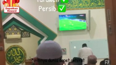 Tarawih Sambil Nobar Persib? Momen Unik di Masjid Ini Viral di TikTok