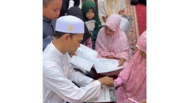 Momen Keseruan Anak-Anak Minta Tanda Tangan Ustaz Abdul Somad Usai Taraweh, Satu Bocah Jadi Sorotan Netizen